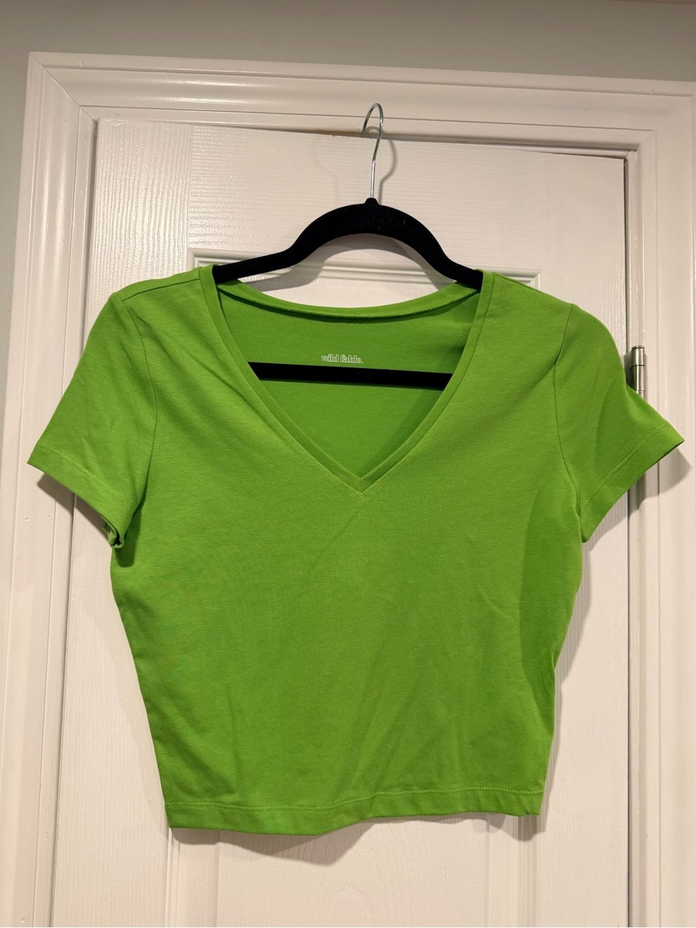NWT Wild Fable Size XS Green V-Neck Cropped Short Sleeve Stretch T-Shirt Top